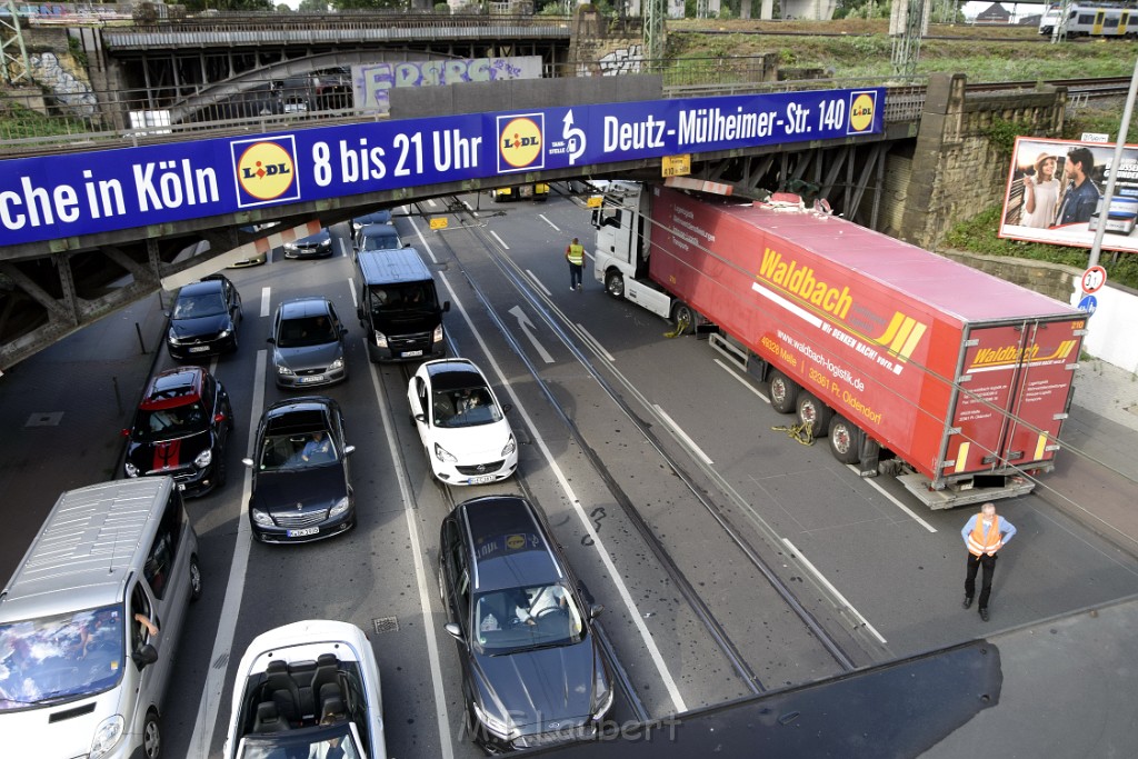 LKW blieb unter Bruecke haengen Koeln Deutz Opladenerstr Deutz Muelheimerstr P063.JPG - Miklos Laubert